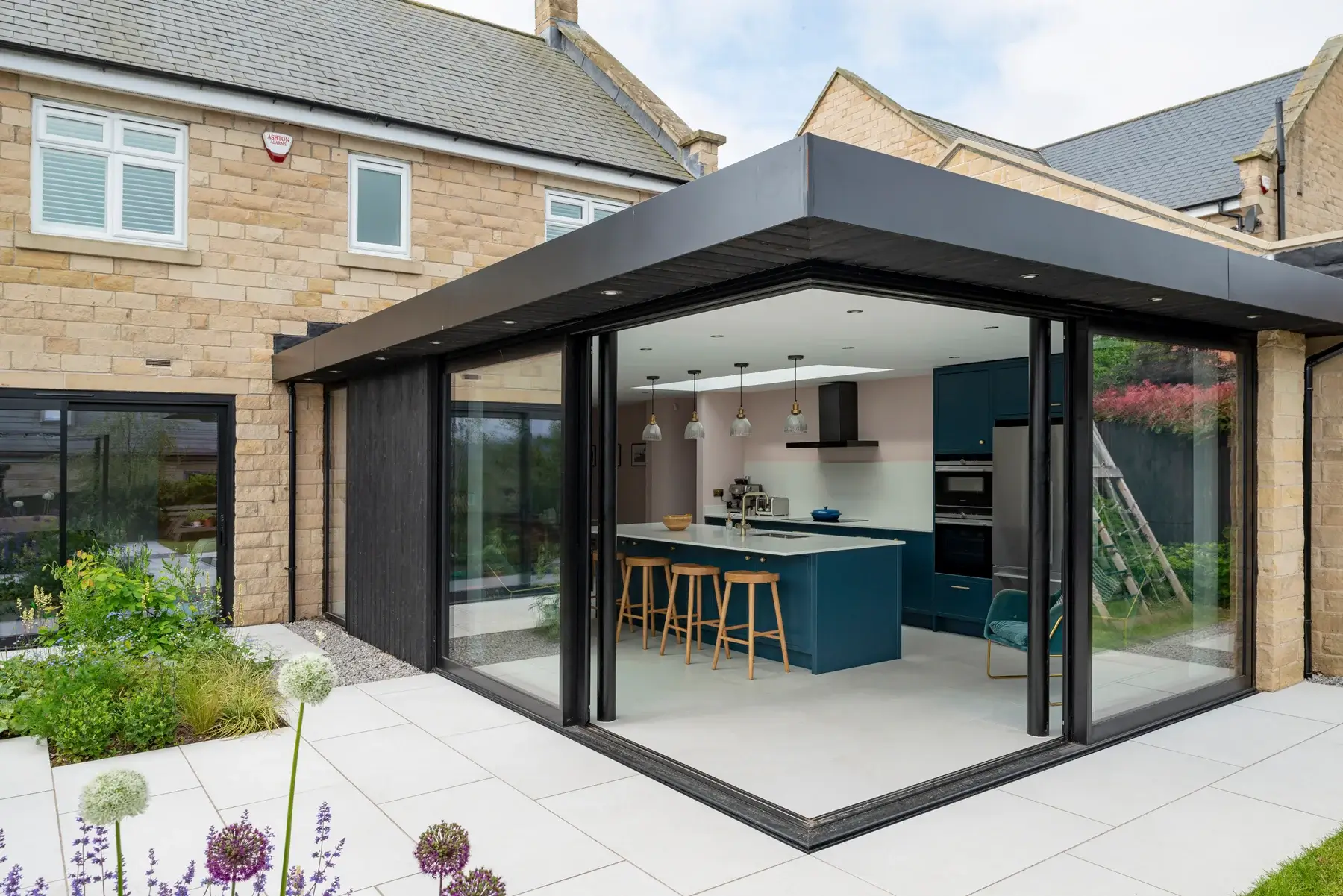 Modern alluminium glass house extension